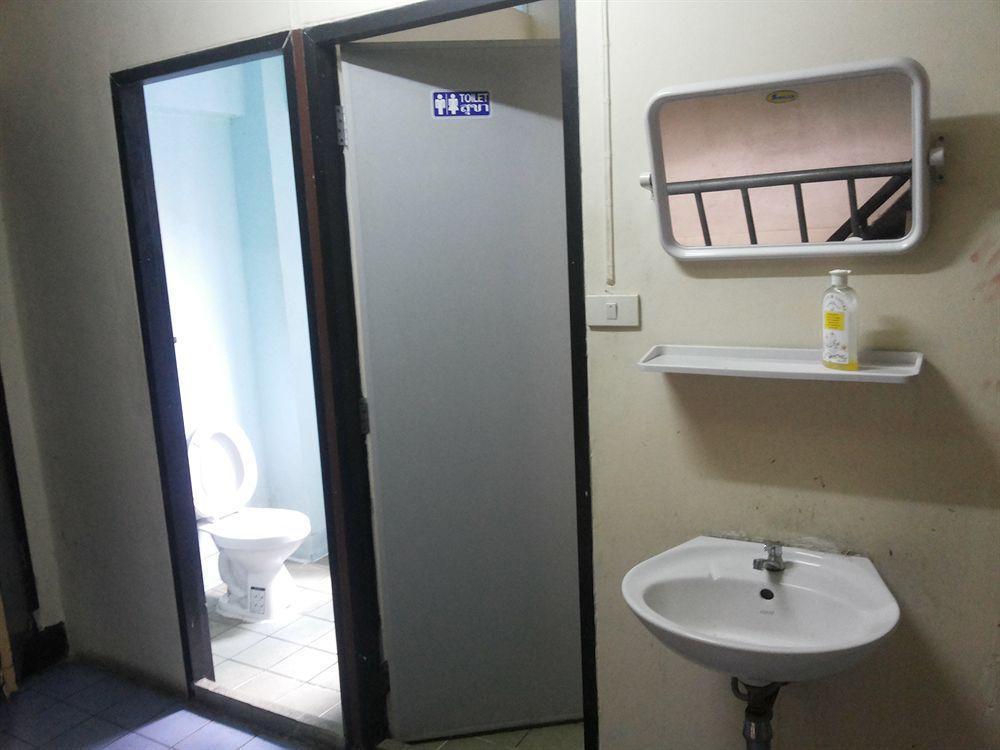 Q6 At 6 Hostel Bangkok Exterior photo