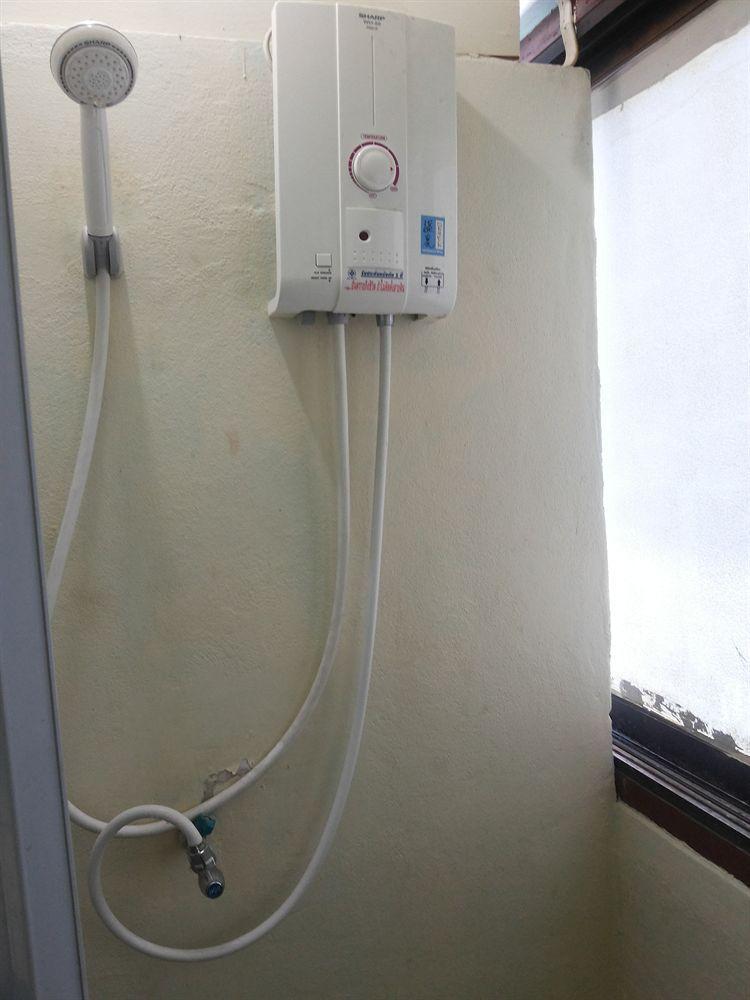Q6 At 6 Hostel Bangkok Exterior photo