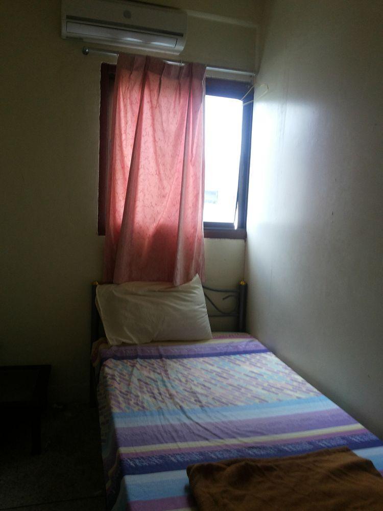 Q6 At 6 Hostel Bangkok Exterior photo