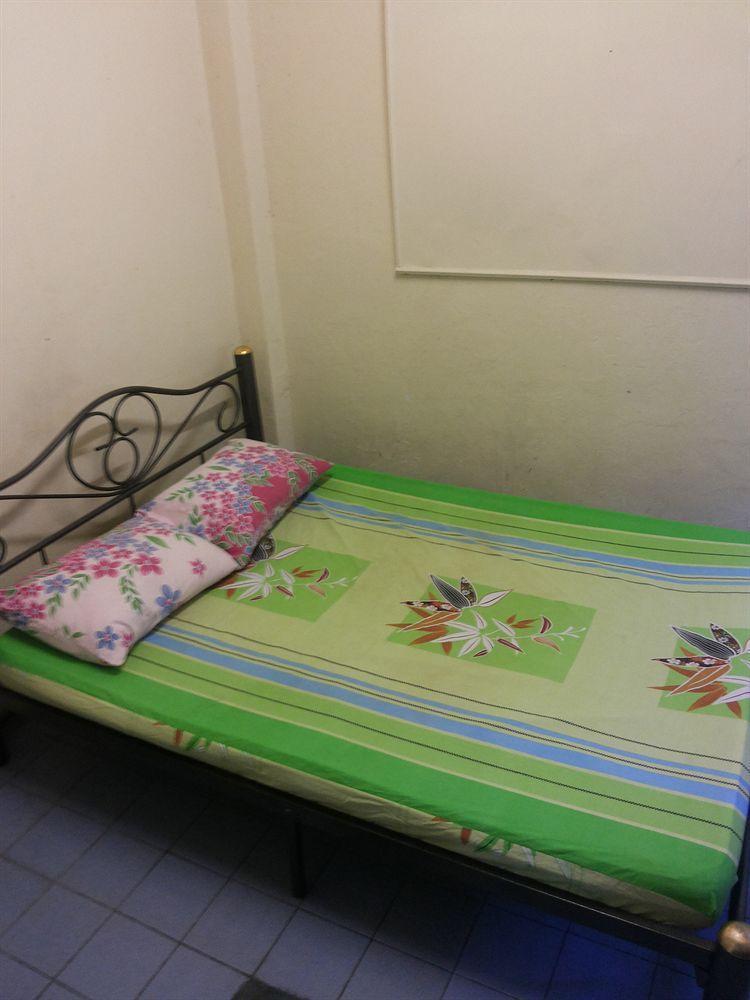 Q6 At 6 Hostel Bangkok Exterior photo