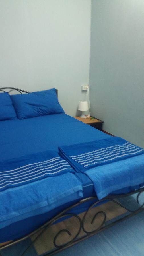 Q6 At 6 Hostel Bangkok Exterior photo