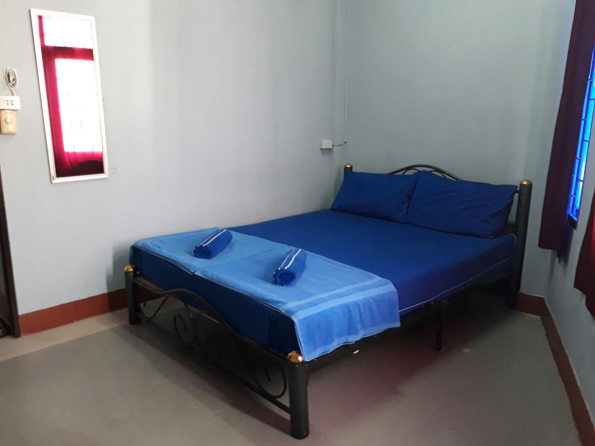 Q6 At 6 Hostel Bangkok Exterior photo