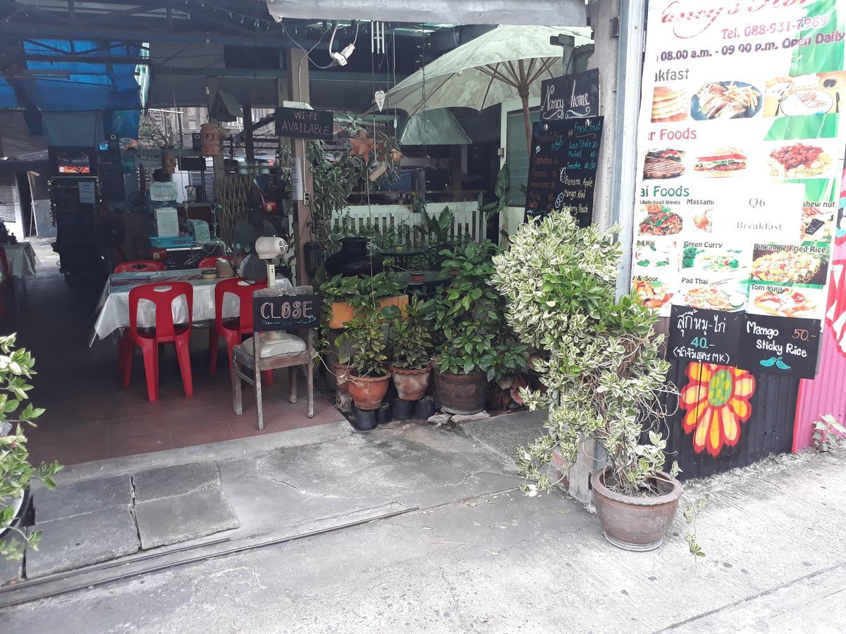 Q6 At 6 Hostel Bangkok Exterior photo